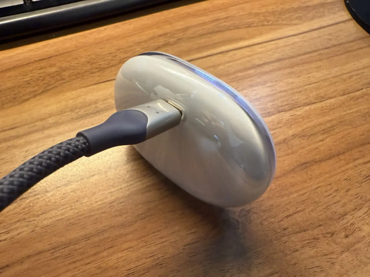 充電中のACEFAST ACEFIT Proのケース(裏側アングル)