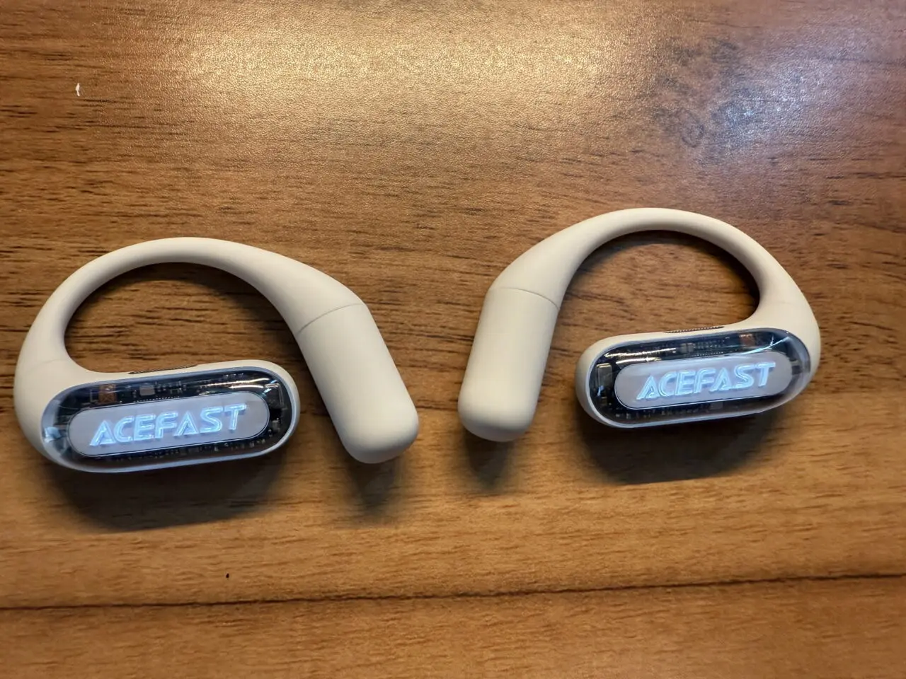 ACEFAST ACEFIT Proのイヤホン本体が光っている様子