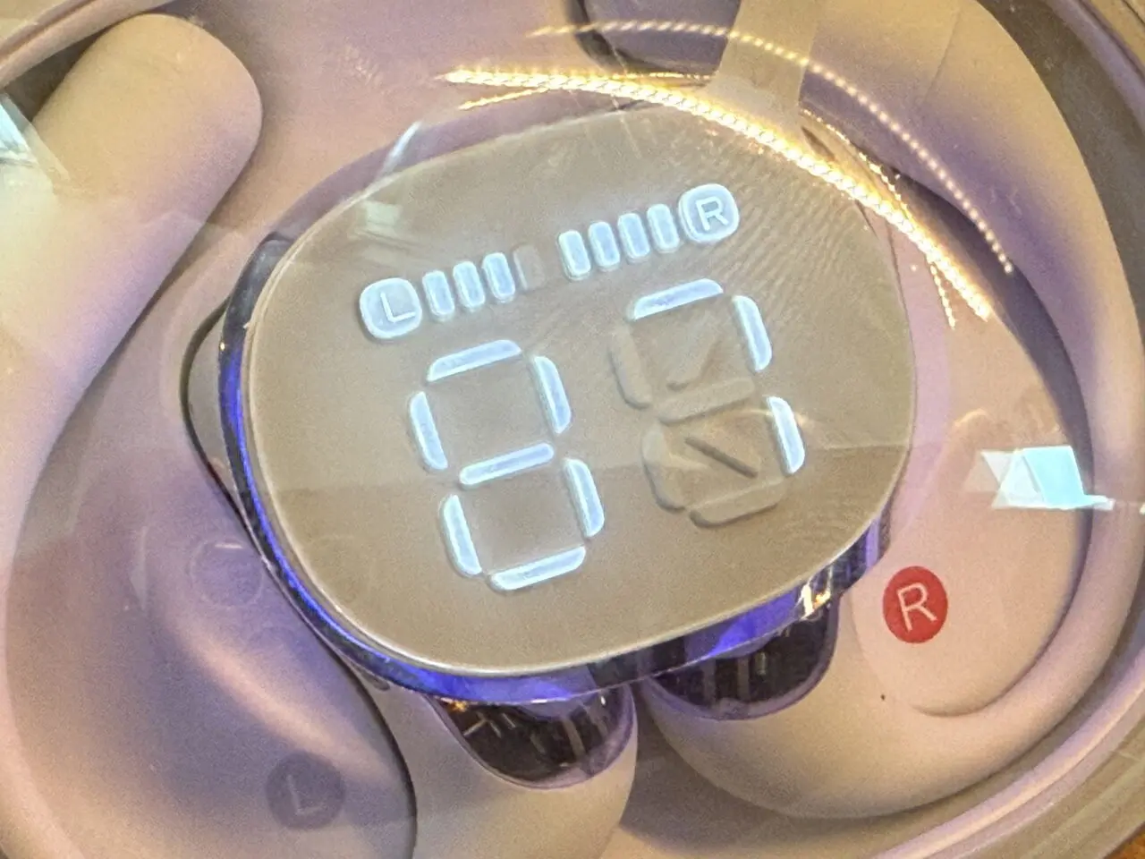 ACEFAST ACEFIT Proのチャージケースの上部LEDの表示内容