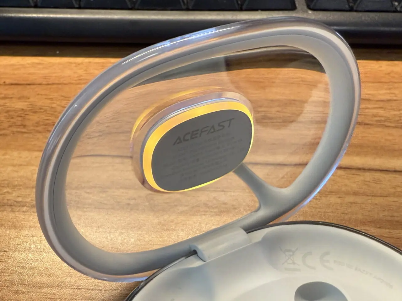 ACEFAST ACEFIT Proのケースがオレンジ色に点灯している