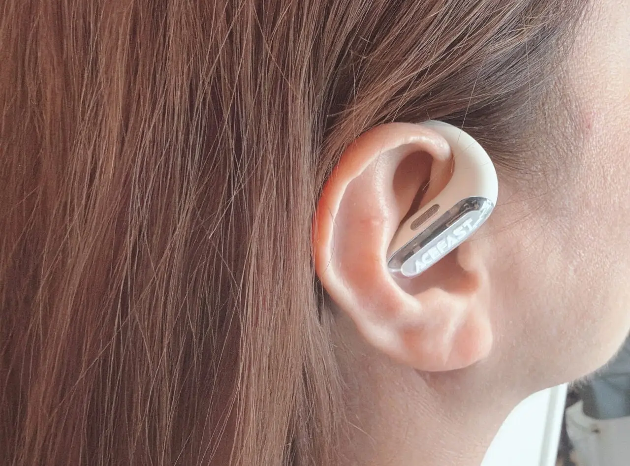 女性が右耳にACEFAST ACEFIT Proを装着している
