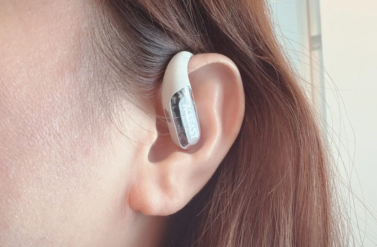 女性が左耳にACEFAST ACEFIT Proを装着している