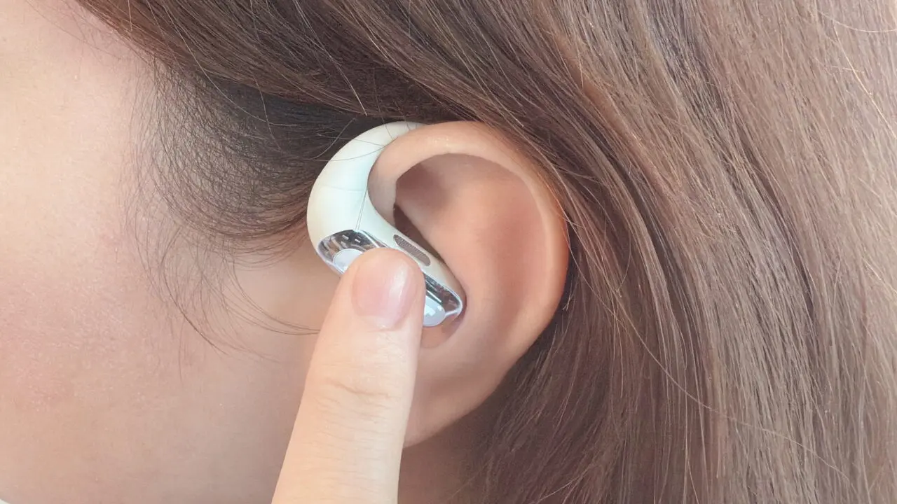 ACEFAST ACEFIT Proのイヤホン側面に指でタッチしている