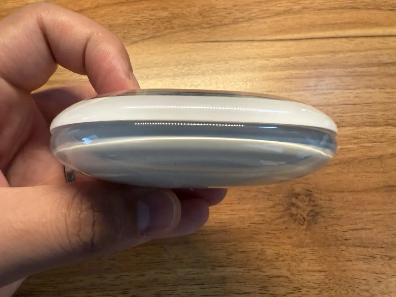 ACEFAST ACEFIT Proのチャージケースを指で摘まんでいる(正面アングル)