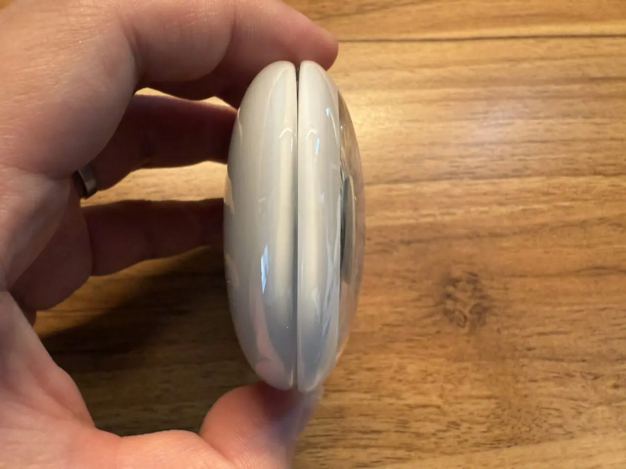 ACEFAST ACEFIT Proのチャージケースを指で摘まんでいる(真横アングル)