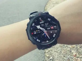 男性の左腕に装着されたAmazfit T-REX 3 Pro