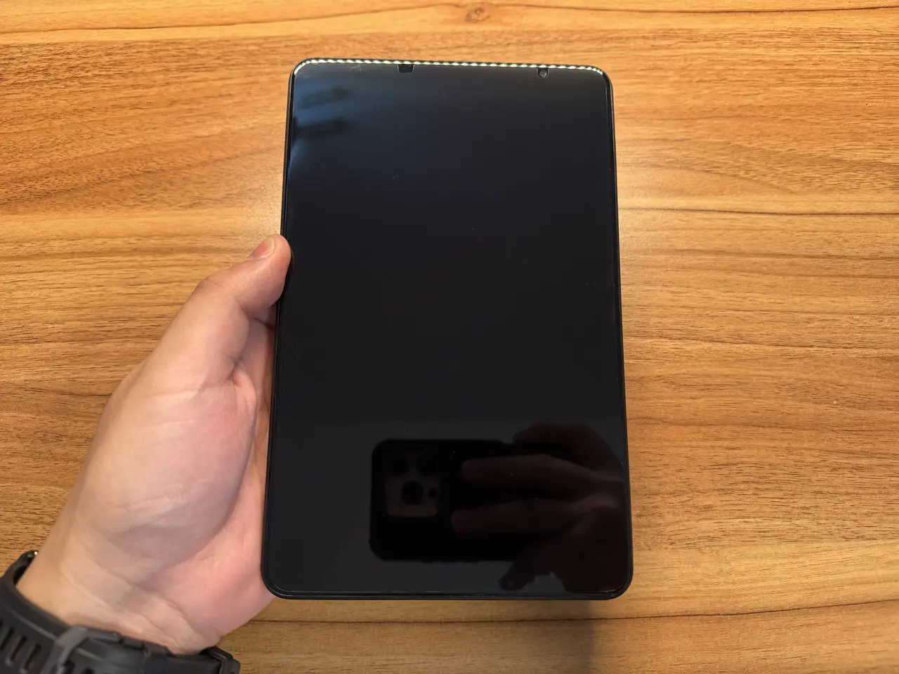 Blackview ZENO 1を手に持っている(正面アングル)