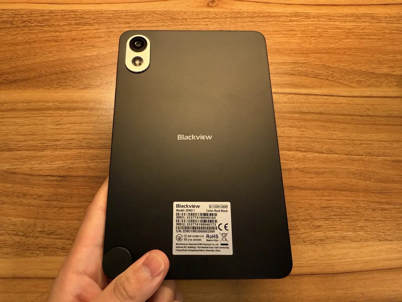 Blackview ZENO 1を手に持っている(背面アングル)
