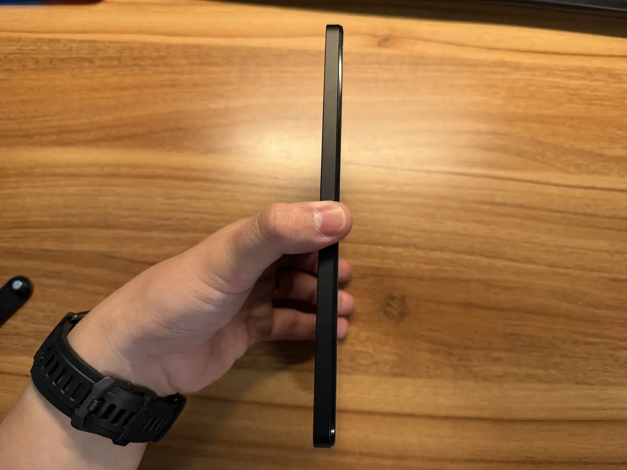 Blackview ZENO 1を手に持っている(側面アングル)