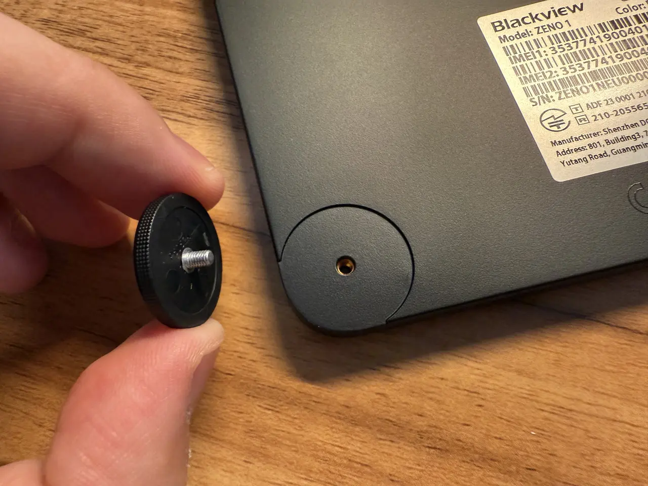 Blackview ZENO 1のネジ穴のカバーを取り外している様子