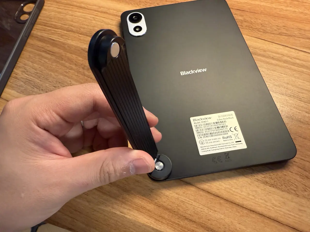 Blackview ZENO 1背面にスタンドを装着している様子