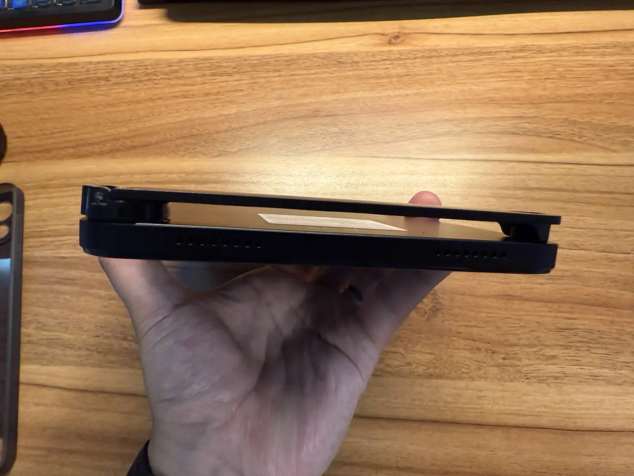 Blackview ZENO 1のスタンドを折りたたんだ状態