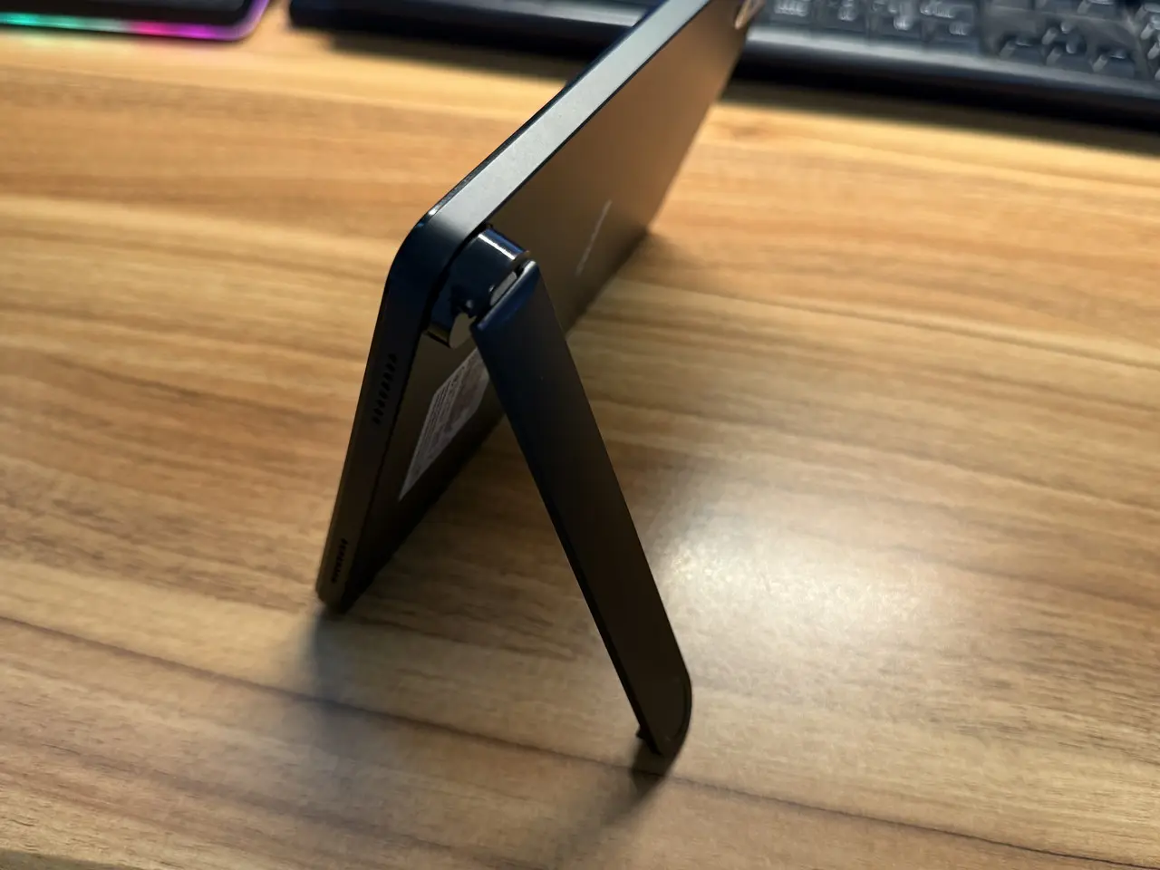 Blackview ZENO 1をデスク上に設置している(背面アングル)