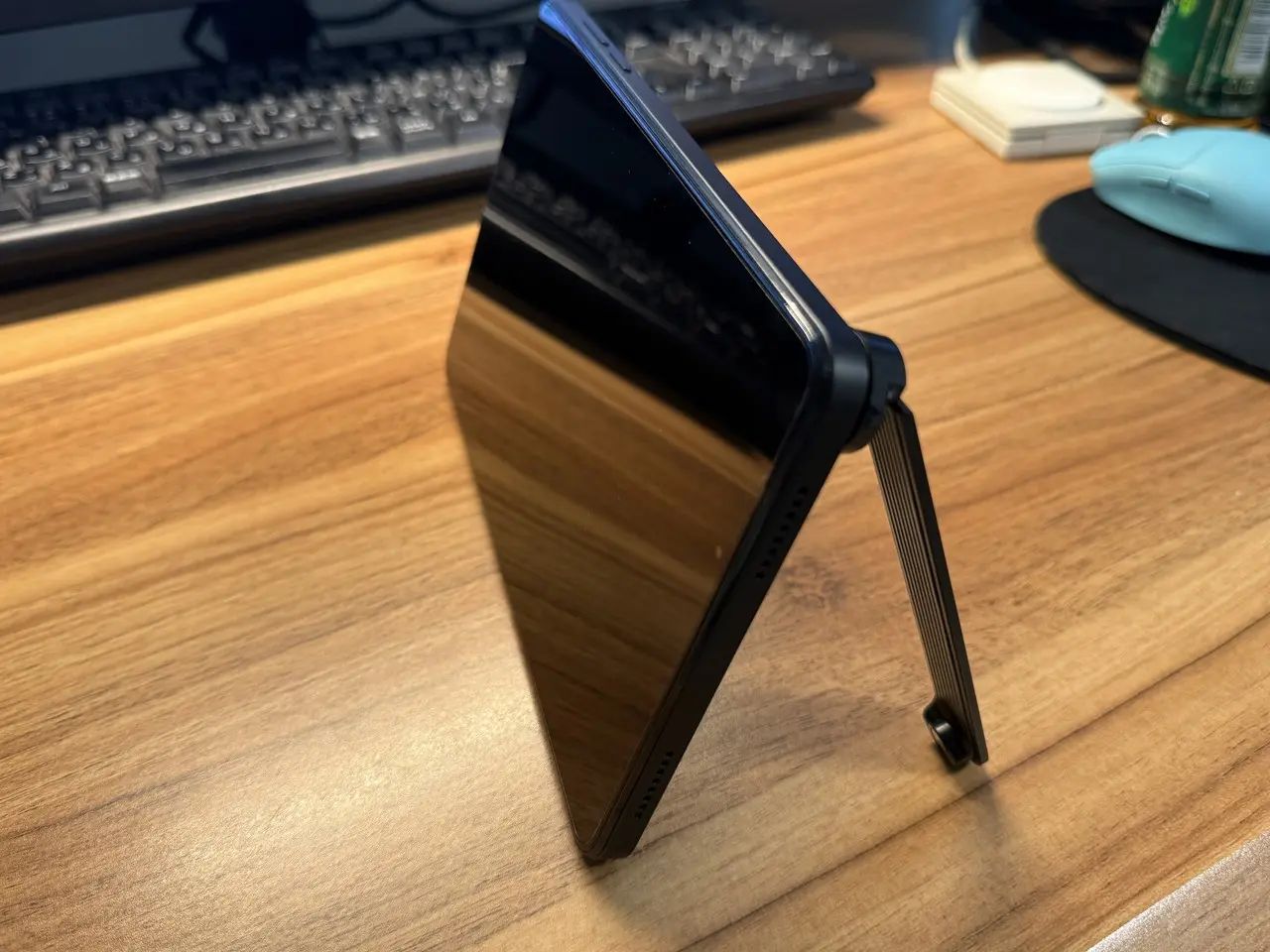 Blackview ZENO 1をデスク上に設置している(正面アングル)