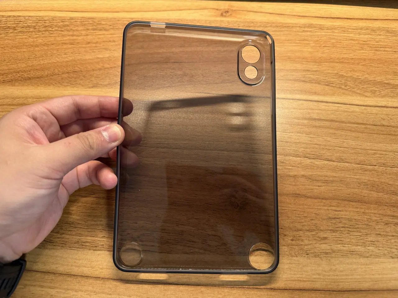 Blackview ZENO 1のタブレットケースを手に持っている