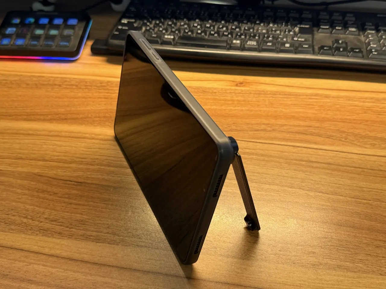 Blackview ZENO 1のスタンドを展開している様子