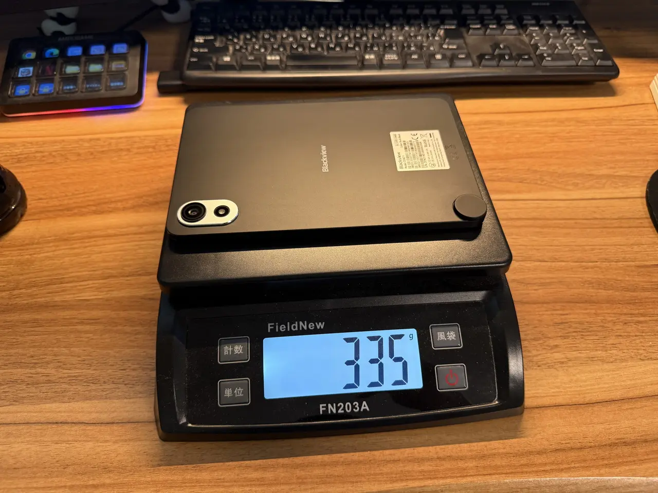 Blackview ZENO 1の重さを計量している