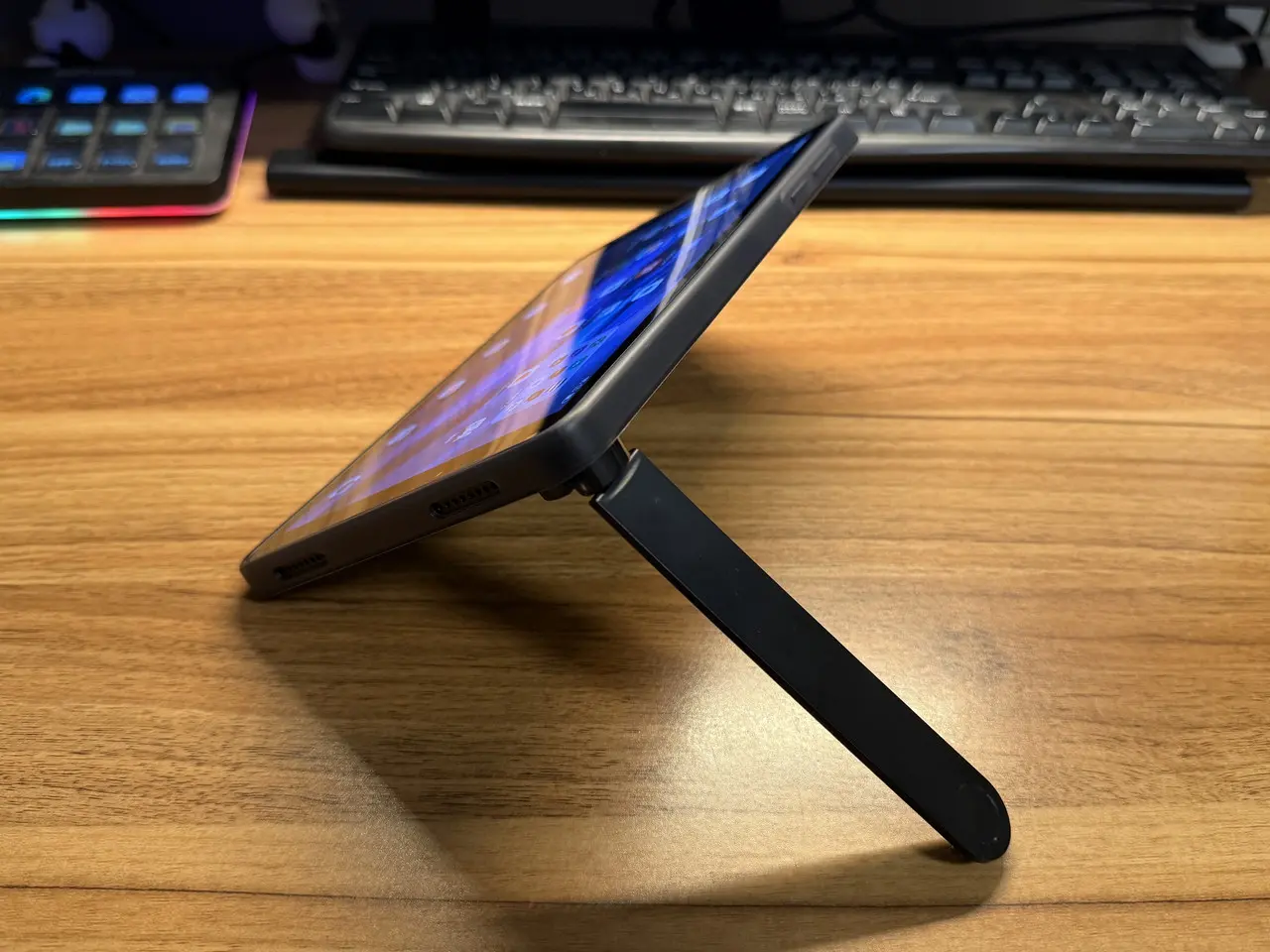 Blackview ZENO 1のスタンドが最大角度まで展開した状態