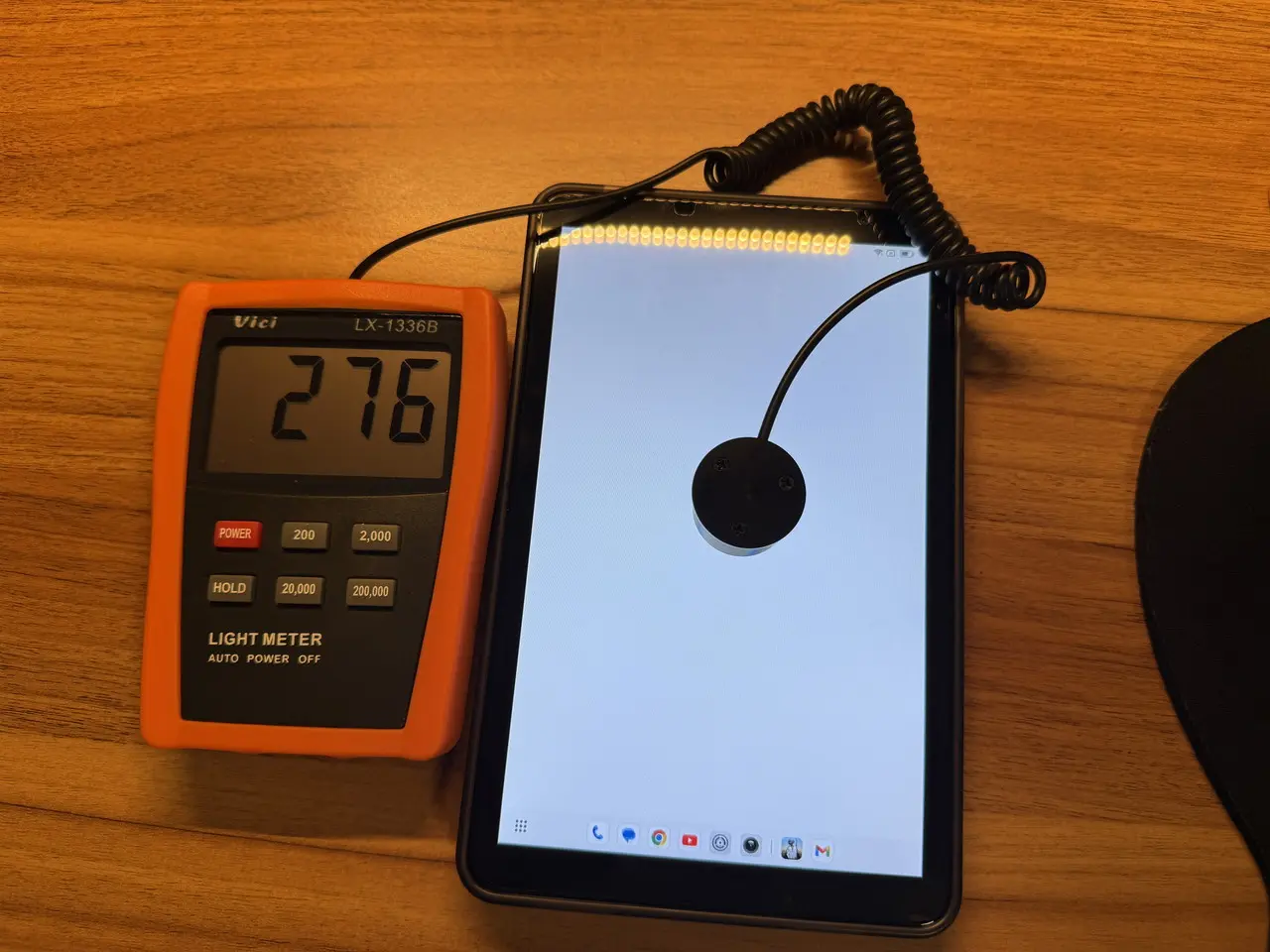 デジタルルクスメーター「Vici LX1336B」を使用して画面の明るさを計測している様子