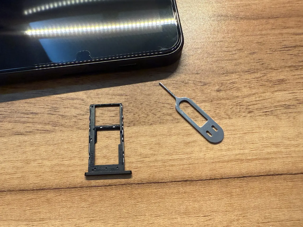 Blackview ZENO 1のカードスロットが開いた状態