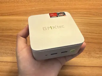 GMKtec G10を手に持っている