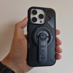 iPhone16Proの背面にG05 Air 次世代マグセーフスタンドを装着した様子