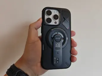 iPhone16Proの背面にG05 Air 次世代マグセーフスタンドを装着した様子