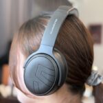 女性がSOUNDPEATS Space Proを装着している（左側アングル）