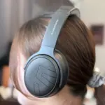 女性がSOUNDPEATS Space Proを装着している（左側アングル）