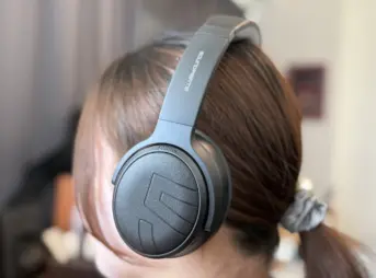 女性がSOUNDPEATS Space Proを装着している（左側アングル）