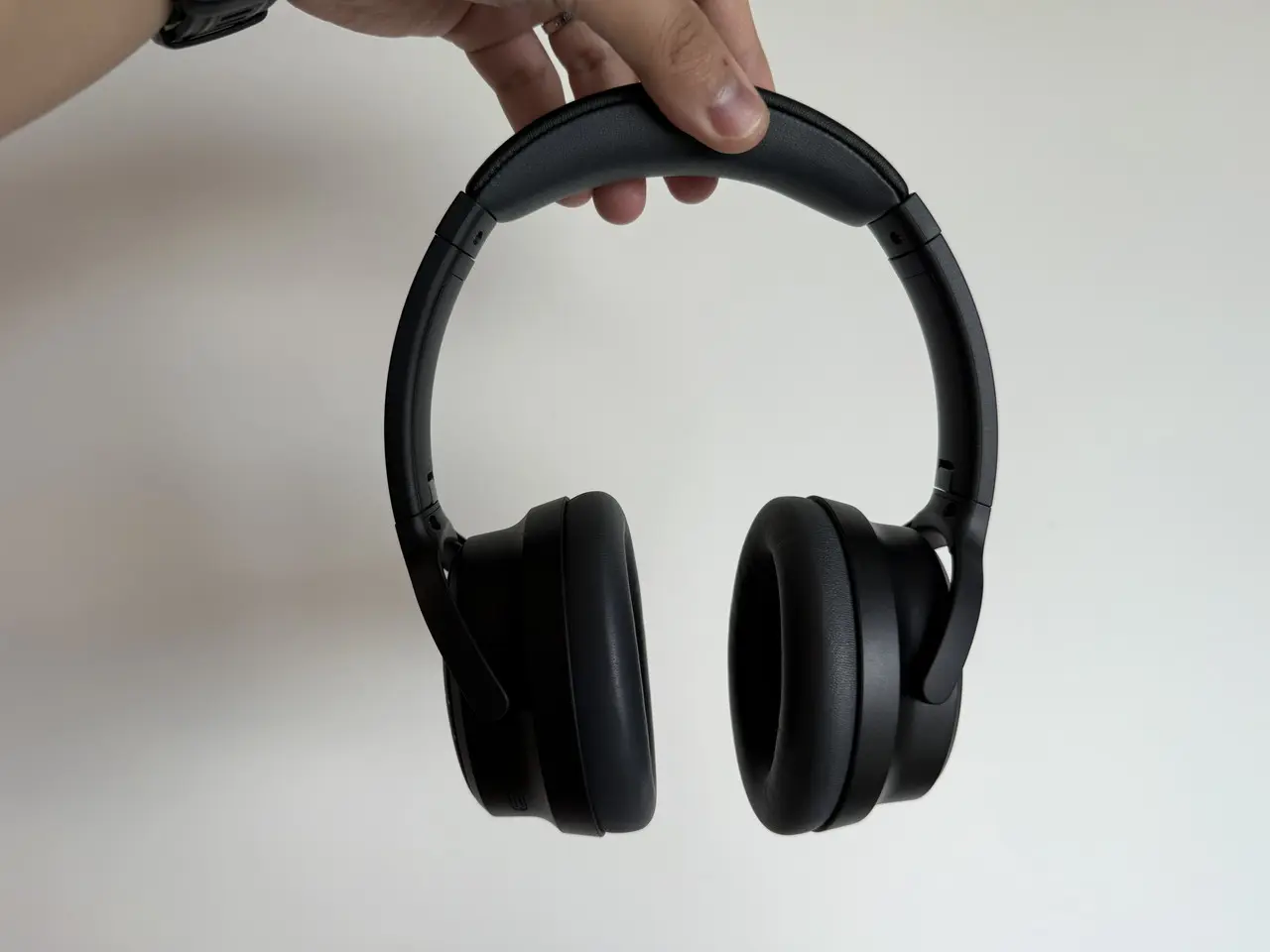 SOUNDPEATS Space Proを手に持っている(正面アングル)