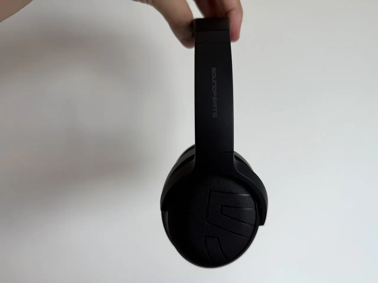 SOUNDPEATS Space Proを手に持っている(側面アングル)