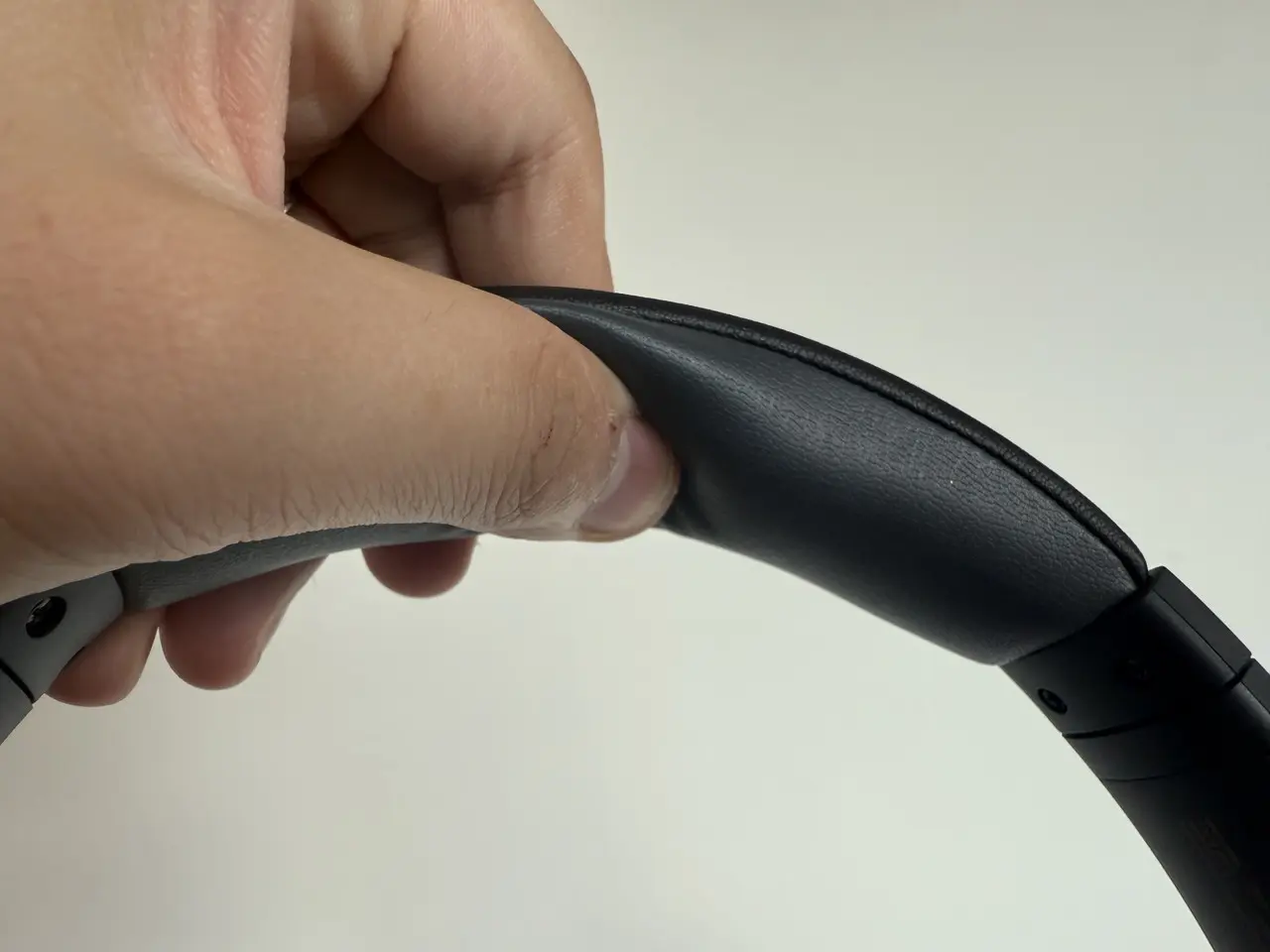 SOUNDPEATS Space Proのヘッドバンドを指で押している