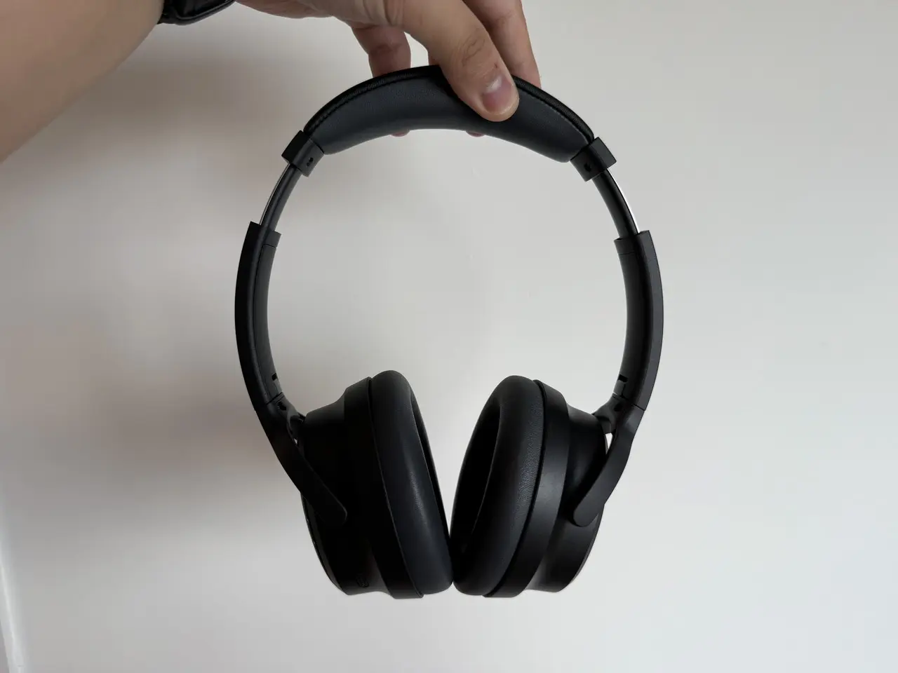 SOUNDPEATS Space Proのアームを伸ばした状態で手に持っている