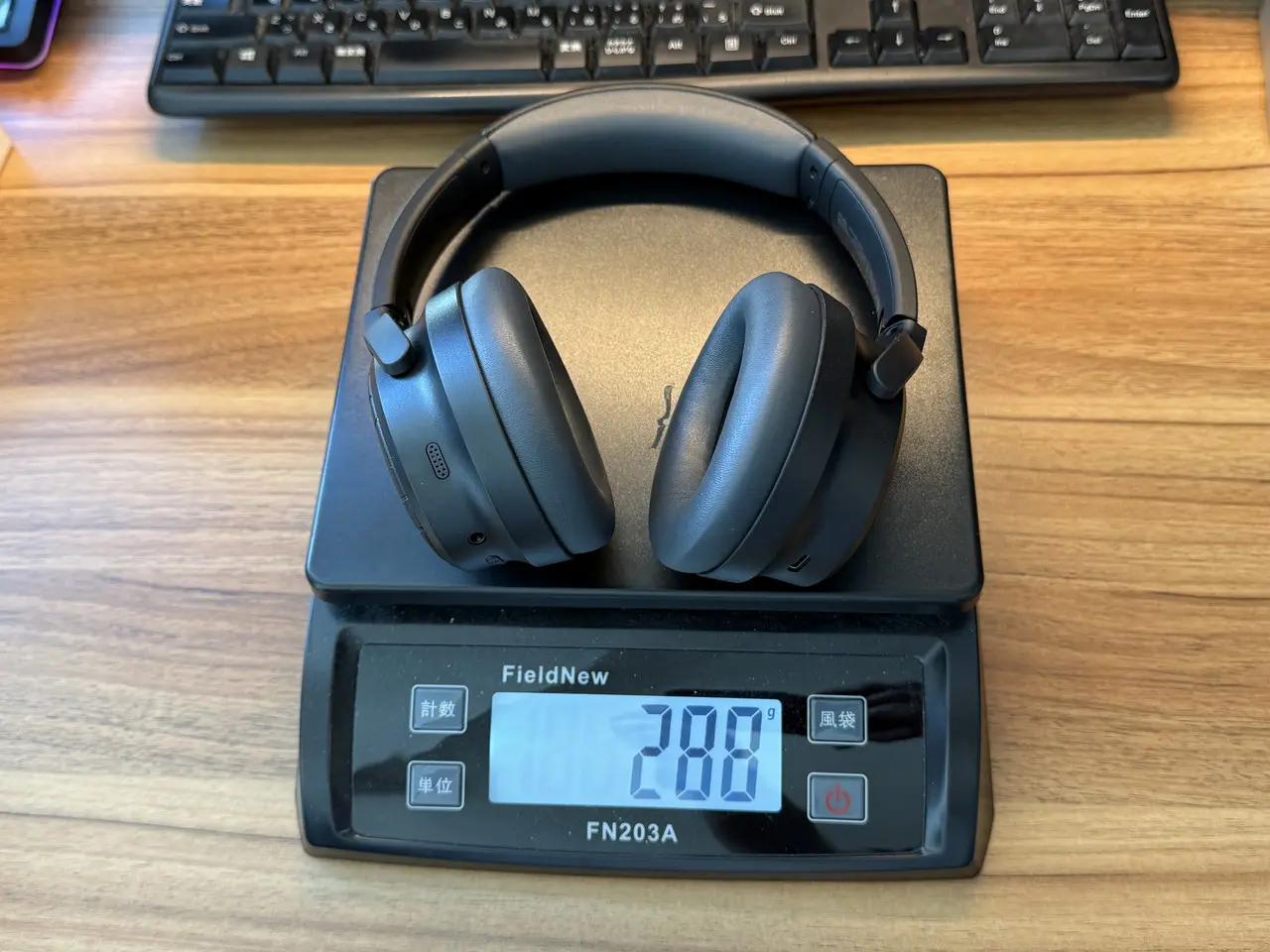 SOUNDPEATS Space Proの重量を計量している