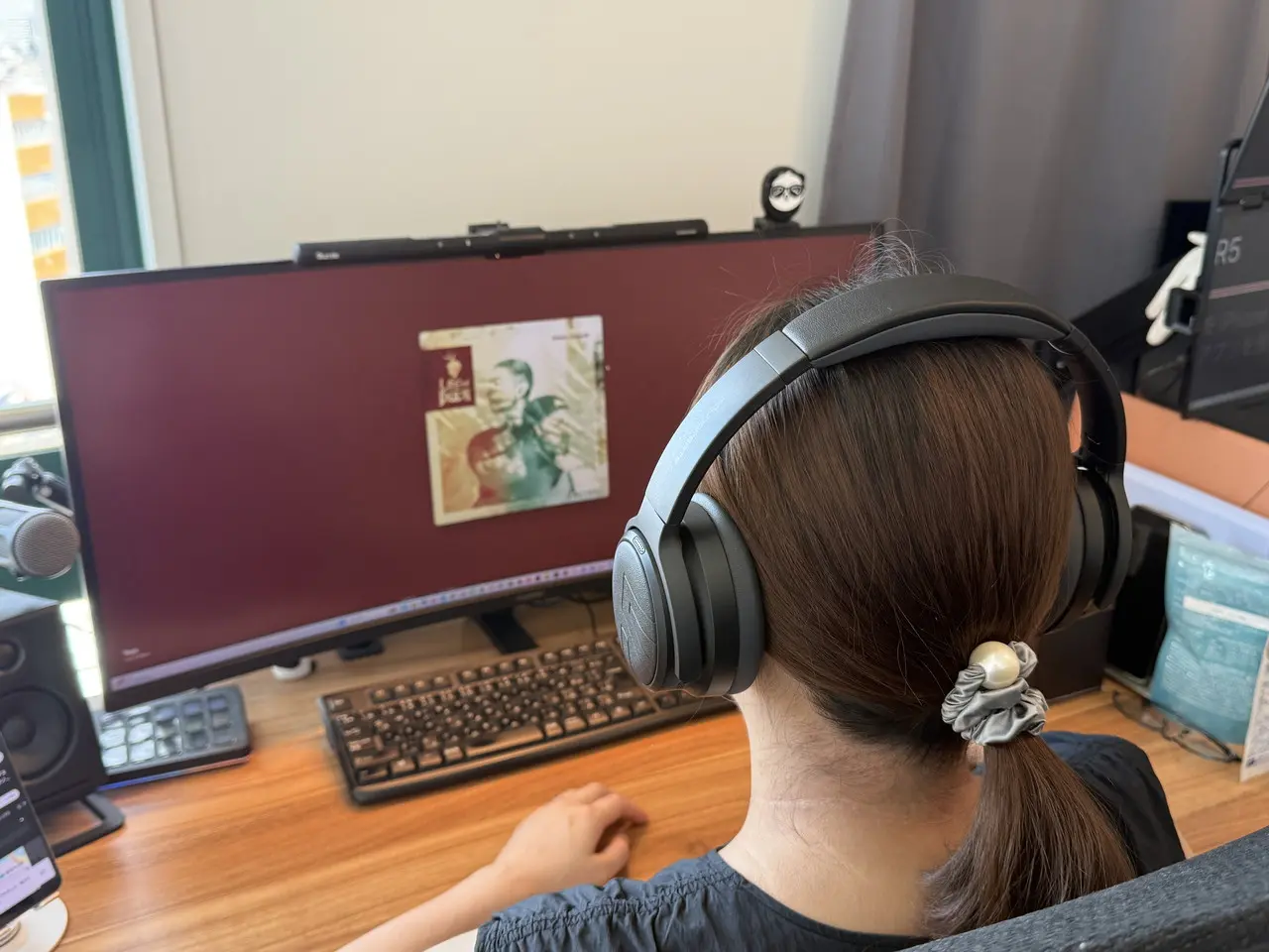 SOUNDPEATS Space Proを装着して音楽を視聴している女性(背面斜めアングル)