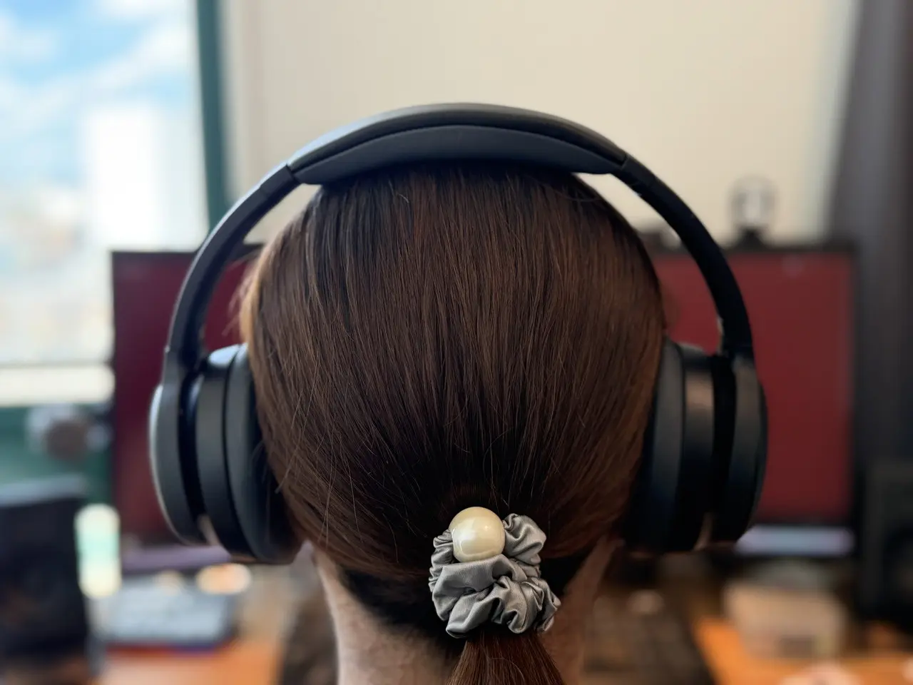 女性がSOUNDPEATS Space Proを装着している(真後ろアングル)