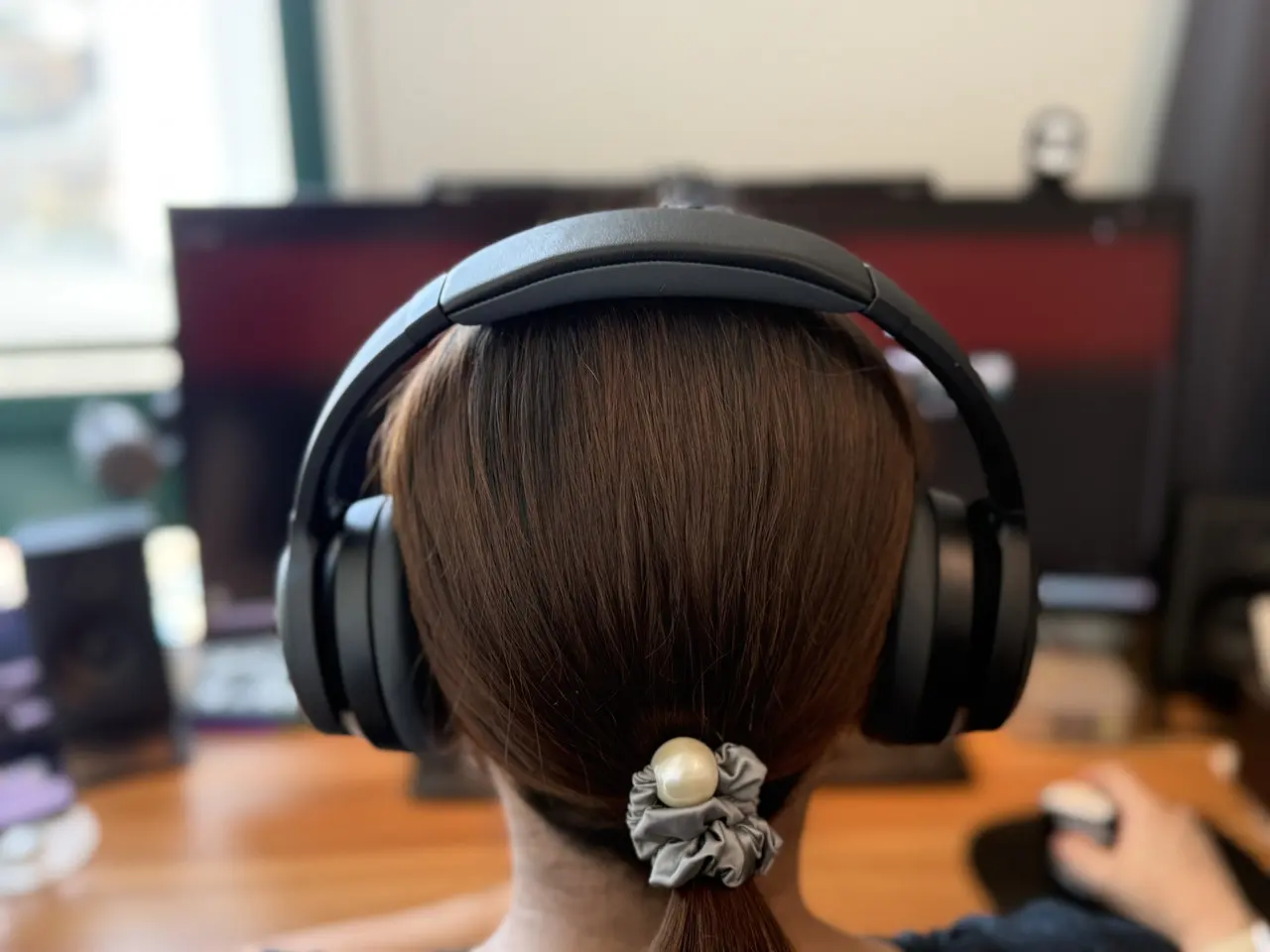 SOUNDPEATS Space Proを装着して音楽を視聴している女性(背面アングル)