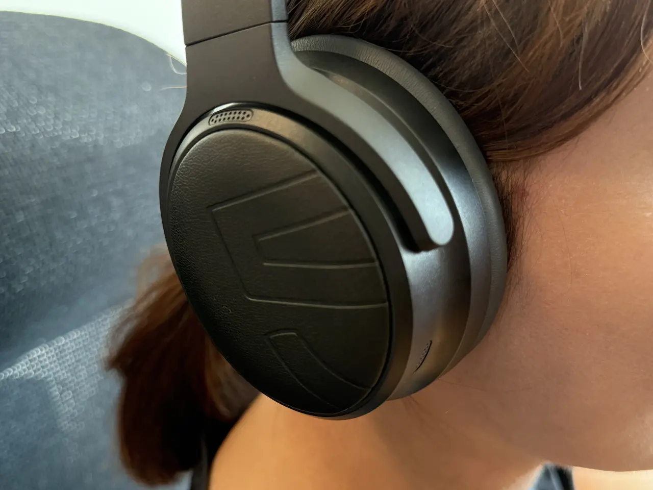 装着中のSOUNDPEATS Space Proのイヤーカップ(右耳)