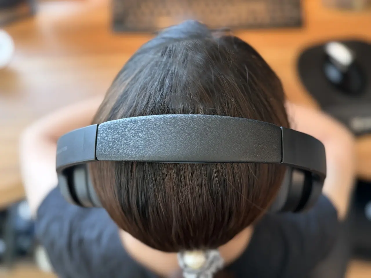 女性がSOUNDPEATS Space Proを装着している(頭頂アングル)