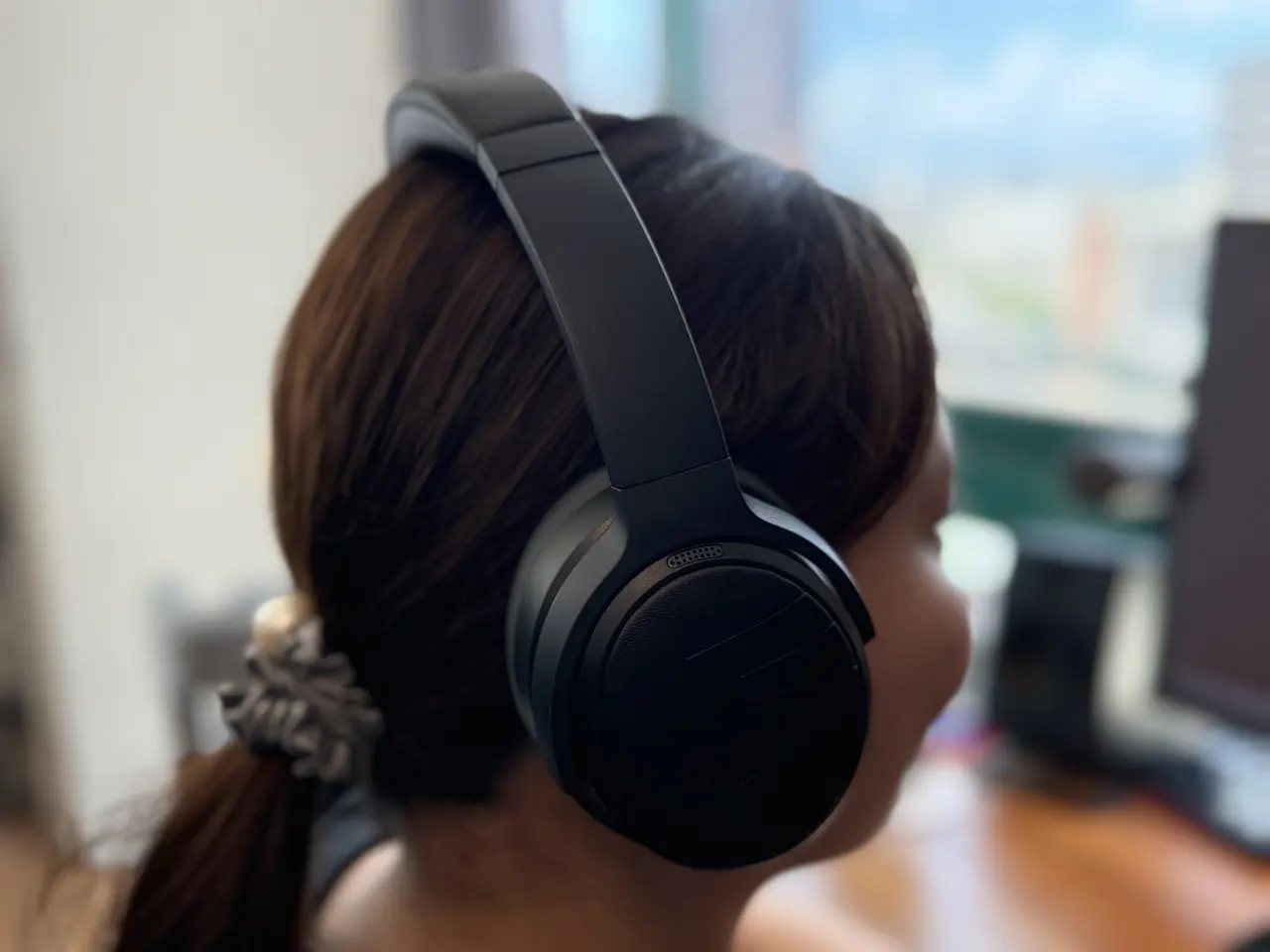 SOUNDPEATS Space ProのANCモードを確認している女性