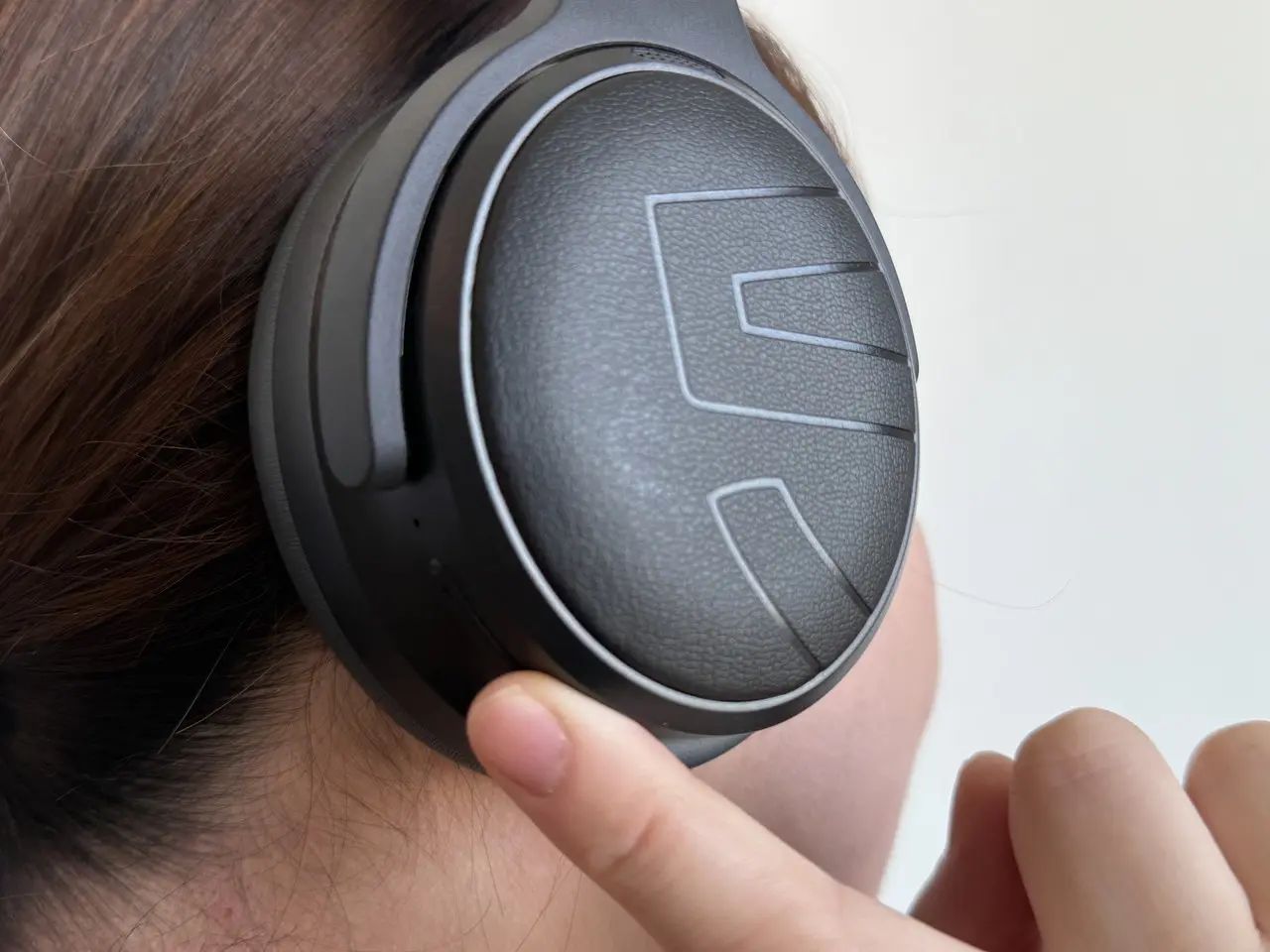 SOUNDPEATS Space Proのボタンを押す様子