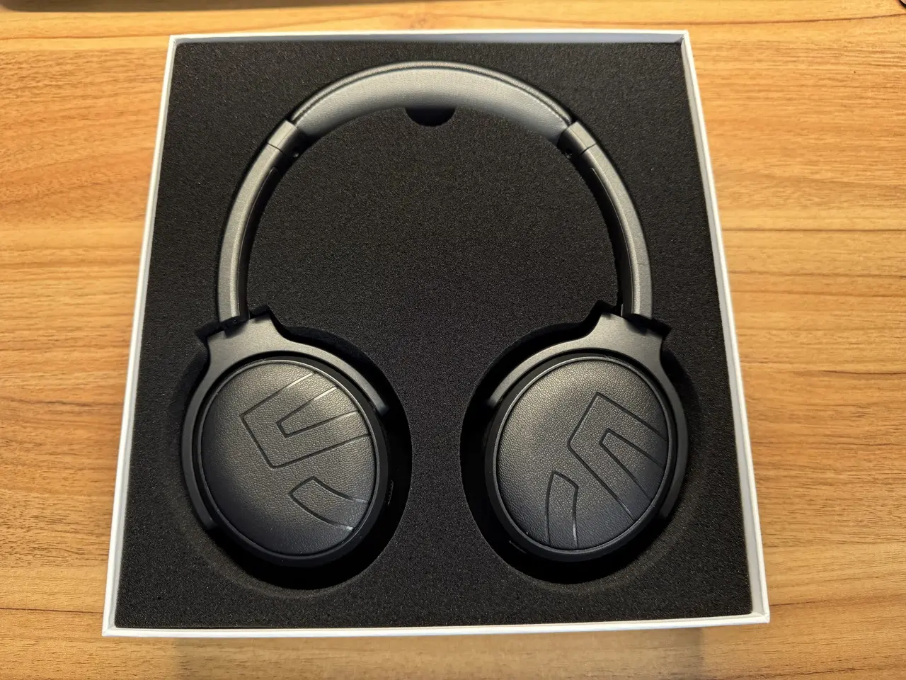 箱に収まっているSOUNDPEATS Space Pro