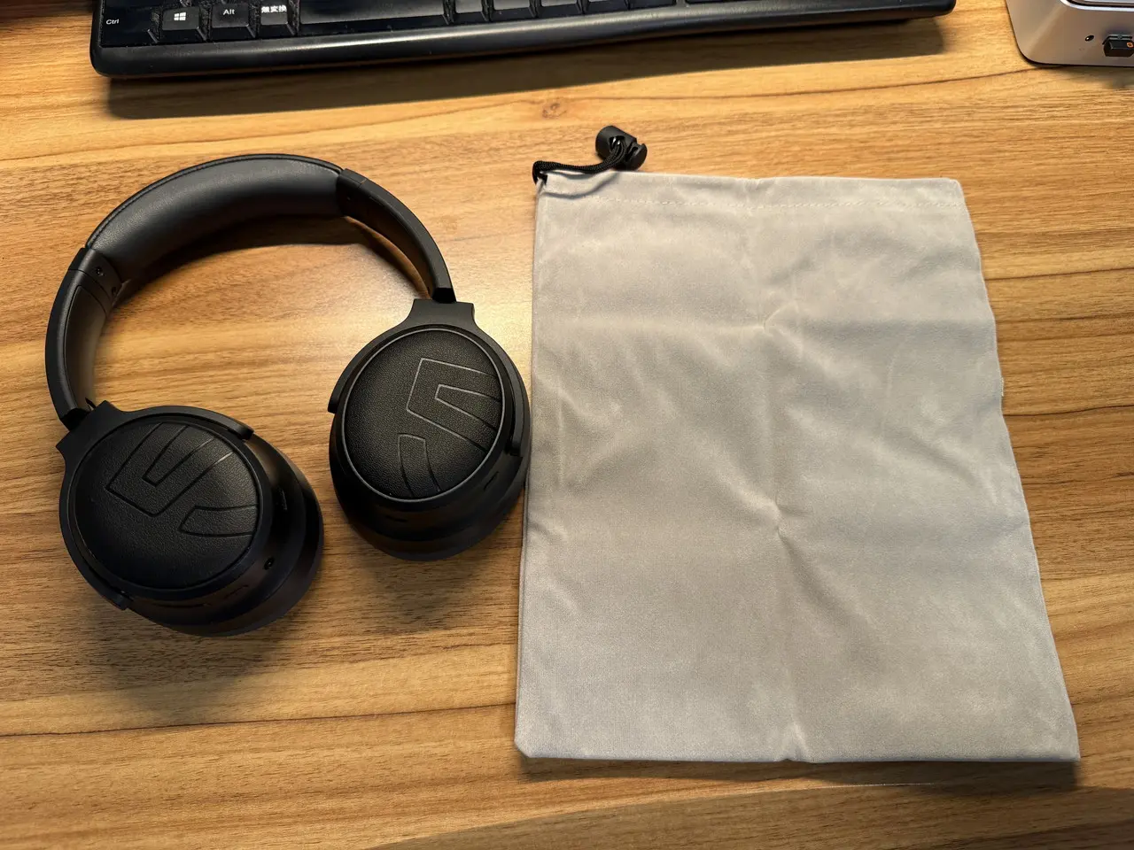 SOUNDPEATS Space Pro本体と収納ポーチ