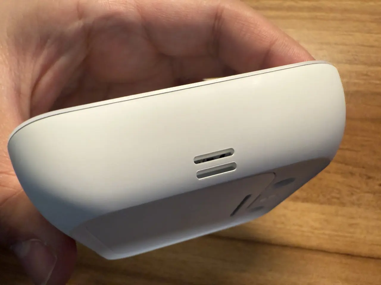 SwitchBot 温湿度管理パネルの上部のスピーカー穴