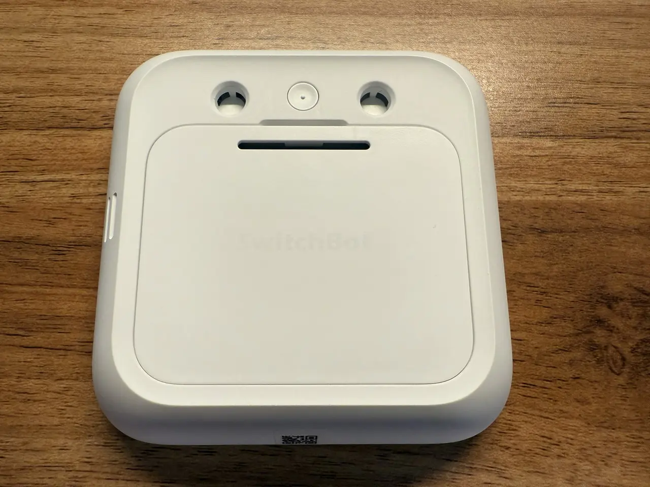 SwitchBot 温湿度管理パネルの外観(背面アングル)