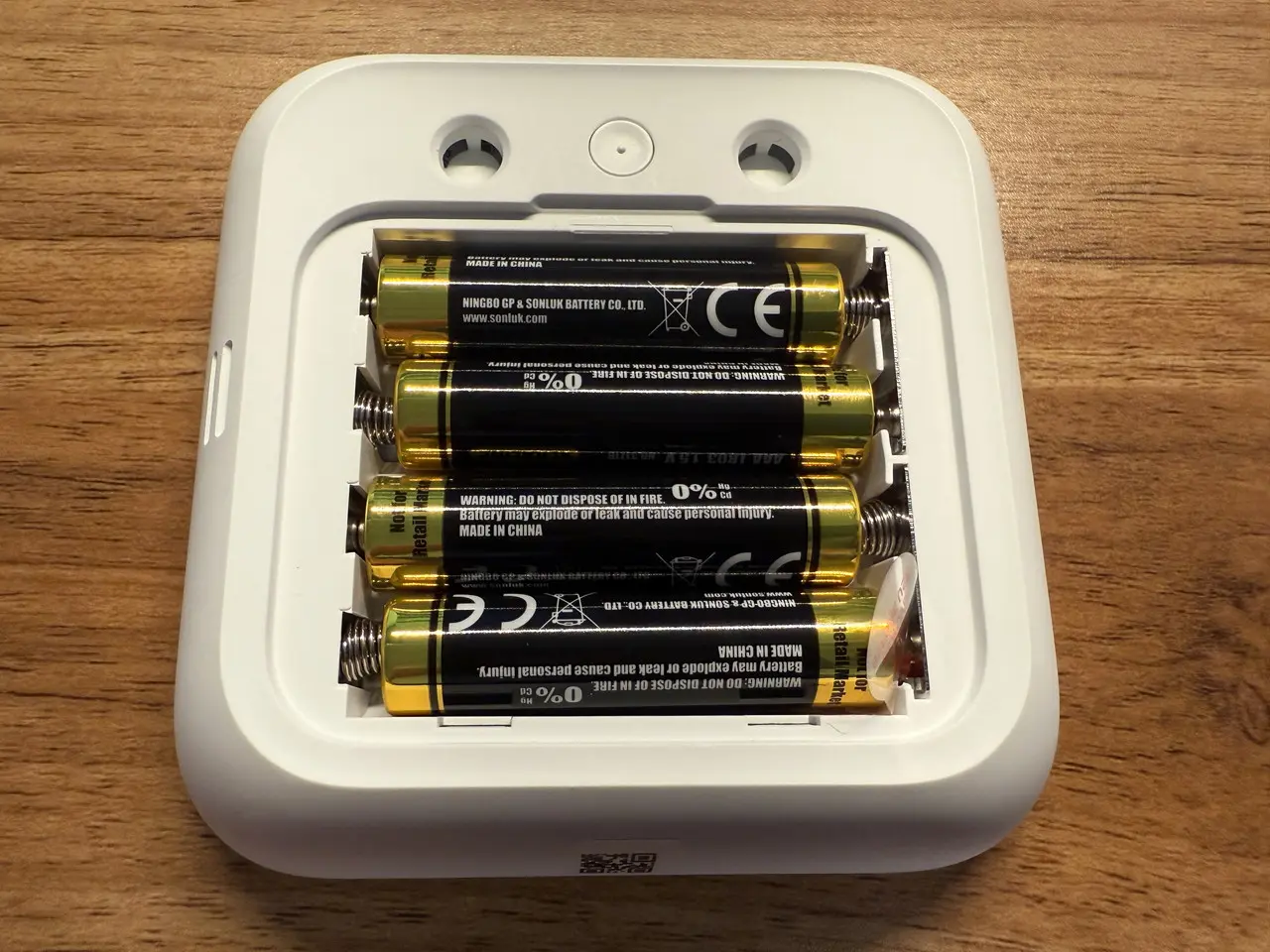 SwitchBot 温湿度管理パネルの背面に単四乾電池が入っている様子