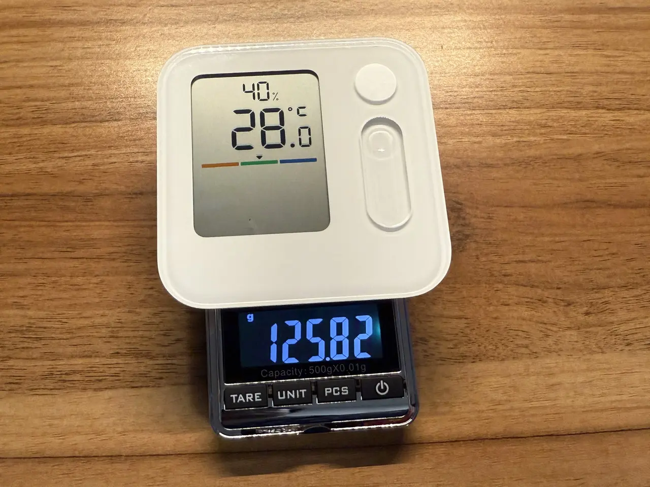 SwitchBot 温湿度管理パネルの重量を計量している様子