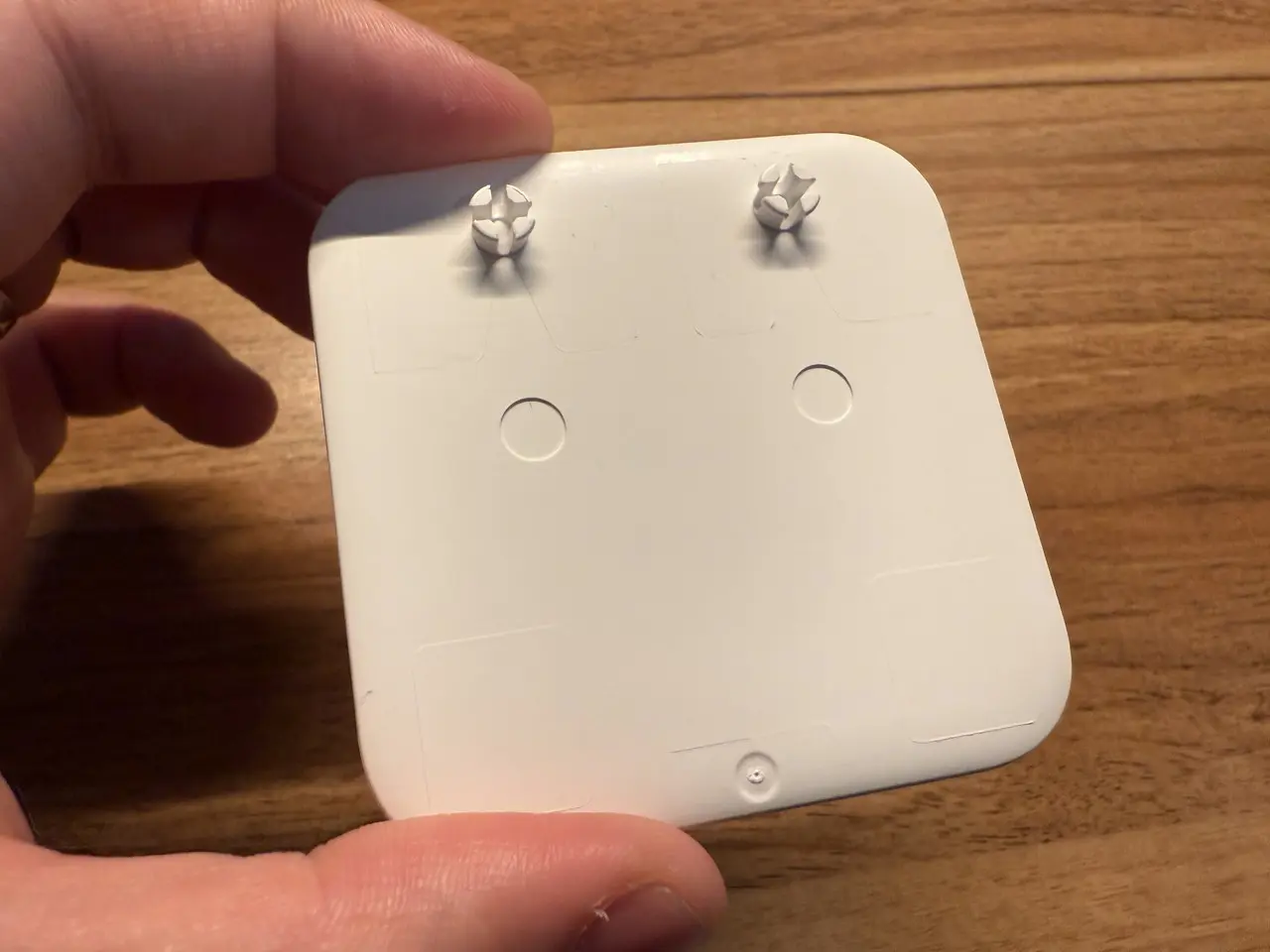 取付けブラケットを手に持っている(表側)