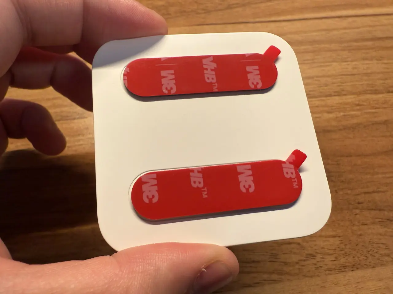 取付けブラケットを手に持っている(裏側)